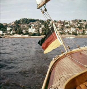 Hamburg. Blankenese : Hamburg. Blick von einem Segelboot über die Elbe auf den Stadtteil Blankenese