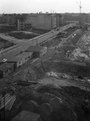 180° Panorama, Bild 2 von 5. Blick Richtung Süd auf die Baugrube GSW-Hochhaus. Berlin-Kreuzberg, Rudi-Dutschke-Straße