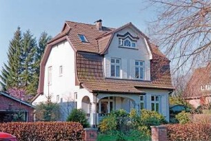 Struhbarg 28: traufständiges Wohnhaus mit Krüppelmansarddach: Straßenfront mit Veranda, große Giebelgaube: links Giebelseite