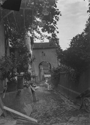 Gasse mit Tor : Blick auf eine Gasse mit Tor in Kaltern an der Weinstraße (Caldaro sulla Strada del Vino).