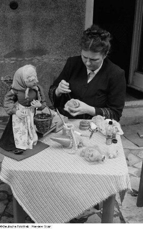Frau Liebich beim Puppen herstellen