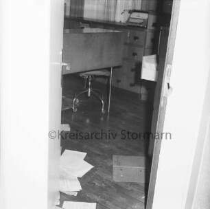 Rathaus: Ordnungsamt: Einbruch: aufgebrochene Bürotür: Mappe und Schriftstücke auf Böden: herausgezogenes Karteifach: 11.11.1970