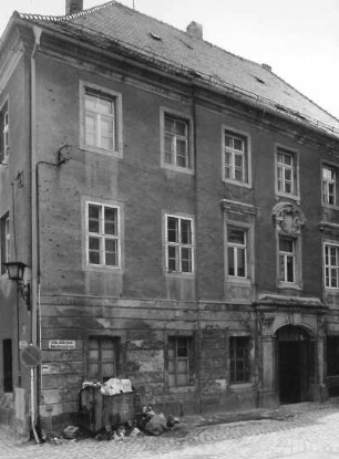 Bautzen, Große Brüdergasse 1. Wohnhaus (um 1730). Straßenansicht (Teilansicht)