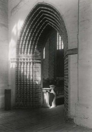 Anklam. Sankt Marienkirche. Inneres, Ostende des südlichen Seitenschiffes, ehemaliges Außenportal der ursprünglichen frühgotischen Kirche