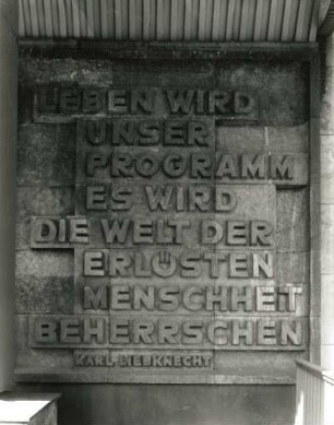 Reliefwand "Traditionen der revolutionären Arbeiterbewegung" : Reliefwand "Traditionen der revolutionären Arbeiterbewegung". Beton (1973; R. Sitte, H. Peschel, E. Ponndorf, V.Wanitschke). Text von Karl Liebknecht. Halle, Leipziger Straße, Landesinstitut für Lehrerfortbildung