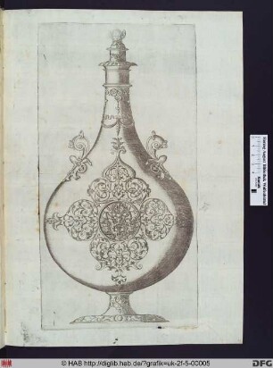 Bauchige Flasche mit ornamentalen Verzierungen, Mischwesen, einem Puttenkopf und einem kreisförmigen Einsatz mit Waffen und Rüstungen.
