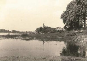 Hosterwitz. Durch Hochwasser der Elbe überschwemmte Wiesen am Hosterwitzer Ufer mit Kirche Maria am Wasser im Hintergrund