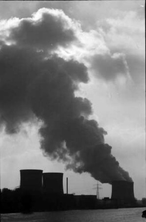 Biblis: Dampfwolke des Atomkraftwerks, Gegenlicht von Norden