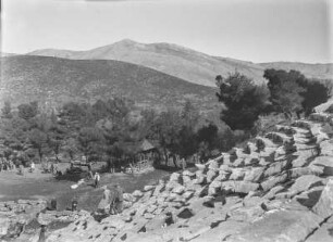 Am Amphitheater : Blick auf das Amphitheater in Epidauros