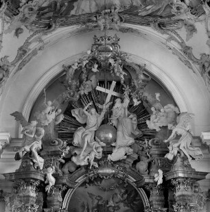 Altarauszug mit der Heiligen Dreifaltigkeit und anbetenden Engeln