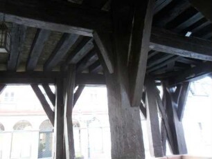 Stadtbild-Rathaus-Ansicht von Norden-offene Erdgeschoßhalle mit Balkendecke auf Holzstützen mit Struktur (verzapft) im Detail