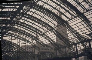 Köln: Gerippe der Bahnhofshalle und Dom