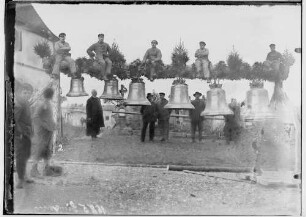 Glockenweihe in Bingen; Auf dem Friedhof in Bingen, sechs Glocken an Holzgestell aufgehängt