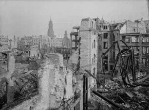 Dresden. Blick vom Centraltheater, Prager Straße auf das Universum Theater : Dresden-Altstadt. Blick vom Centraltheater, 2. Rang, zur Prager Straße, im Vordergrund die zerstörte Deckenkonstruktion des Universum Theaters (Ufa-Kino, Tonfilmtheater)