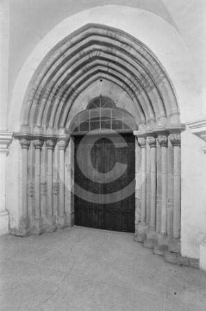 Spitzbogiges Stufenportal an der Klosterkirche Rauden