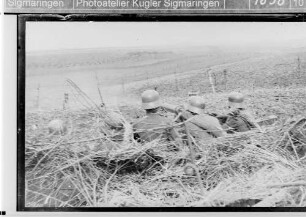 Soldaten mit Maschinengewehr im Schützengraben an der Front