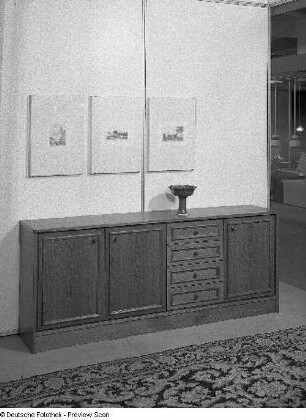 Ausstellungskoje mit Anrichte des VEB Möbelkombinat Dresden-Hellerau