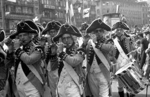Basel (Schweiz): Markt; napoleonische Uniformen, Pfeifer, nahe