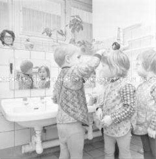 Kinder der Kinderkombination Karl-Marx-Stadt kämmen sich im Waschraum die Haare