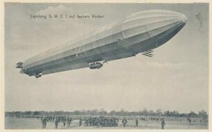 Foto des Zeppelin-Luftschiffs bei der Landung (Druck)