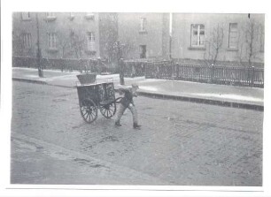 Mann mit Lastkarren. Detmold, Lagesche Straße (heute Behringstraße), auf der Höhe Wehrenhagenstraße