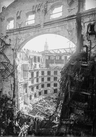 Dresden-Altstadt. Ruine des Opernhauses. Blick durch das Bühnenportal gegen den Zuschauerraum