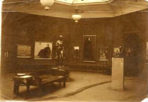Kunstausstellung. Raumaufnahme mit Skulpturen von Carl Brose (Sinnendes Mädchen und Badendes Mädchen, sitzend)