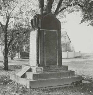 Denkmal für die Gefallenen des 1. Weltkrieges der Gemeinde Schkölen : Denkmal für die Gefallenen des 1. Weltkrieges der Gemeinde Schkölen. Sandstein (nach 1918). Markranstädt-Schkölen (Räpitz), Hunnenstraße