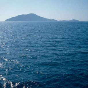 Samos. Die Inselsilhouette von Samiopúla vor der Südküste von Samos