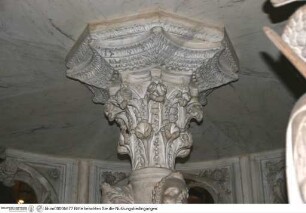 Kanzel, Unterbau, Mittelstütze mit theologischen Tugenden, Kapitell