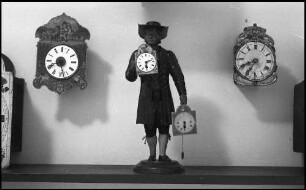 Freiburg: Augustinermuseum, alte Schwarzwalduhren und Uhrmacher Figur
