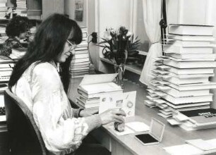Dresden-Neustadt, Marienallee 12. Sächsische Landesbibliothek. Bibliothekarinnen in der Dienststelle Erwerbung