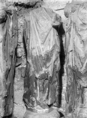 Fragment einer Statue vom Südportal der Pariser Kirche Notre-Dame: Apostel