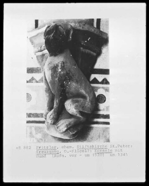 Konsole mit der Figur eines Hundes