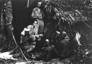 Enjo und Egon von Eickstedt und Onge Gruppe (Deutsche Indien-Expedition 1926/1929 - 4. Andamanen)