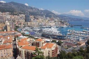 Monte Carlo - Stadtübersicht : Blick von der Aussichtsterrasse neben dem Fürsten-Schloss auf Hafen und Stadt Monte Carlo, aufgenommen 2006
