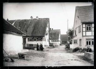 Bauernhaus mit Strohdach von der anderen Seite
