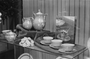 Messestand mit Kaffeeservice aus Porzellan
