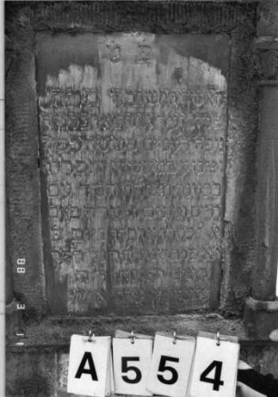 Grabstein 554 (Index: 99901676) Material: Sandstein und Marmorplatten Maße HxBxT: 115x60x21 cm: Grabstein 554A