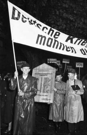 Freiburg: Deutsche Kriegsgefangene mahnen die Welt; Transparent und Namenstafel
