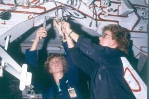 Hamburg. Weibliche Azubis bei Montagearbeiten in einem Airbus