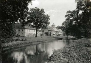 Miltitsch, Schloss : Militsch (Milicz, Polen). Neues Schloss (1797/1798; K. G. Geissler). Ansicht mit englischem Park über die Bartsch (Barycz)