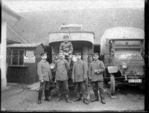 Soldaten vor LKWs, 1. Weltkrieg