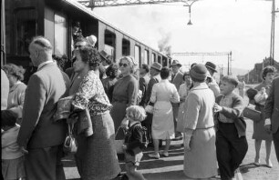 Ansturm der Sonntagsausflügler auf die alte Albtalbahn nach Ettlingen, die in diesen Tagen zum letztenmal die Strecke Rüppurr-Ettlingen fährt.