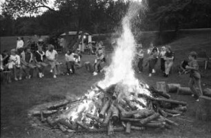 Bad Münstereifel. Zeltplatz. Am Lagerfeuer