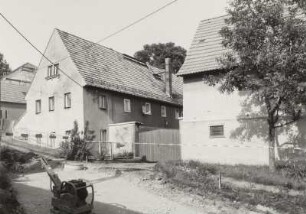 Mobschatz-Brabschütz, Dorfplatz 4. Bauernhof. Wohnstallhaus (bez. 1801) und Stall (19. Jh.)