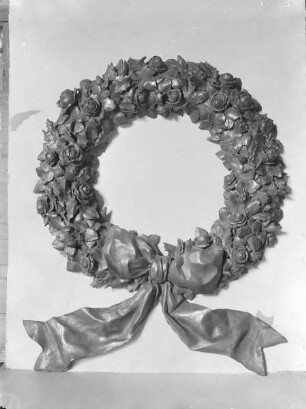 Blumengewinde mit Rosen und Schleife (Teil einer Skulptur)
