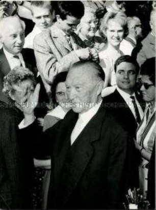 Konrad Adenauer nach der Stimmabgabe zur Bundestagswahl 1961