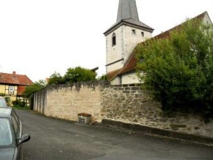 Ansicht im Norden mit Kirche über Kirchhofmauer (Wehrgang mit Brüstung und Schießscharten abgetragen)