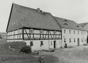 Königshain (Kreis Görlitz), Dorfstraße 1. Bauernhof, Wohnhäuser (links 18. Jh.)
